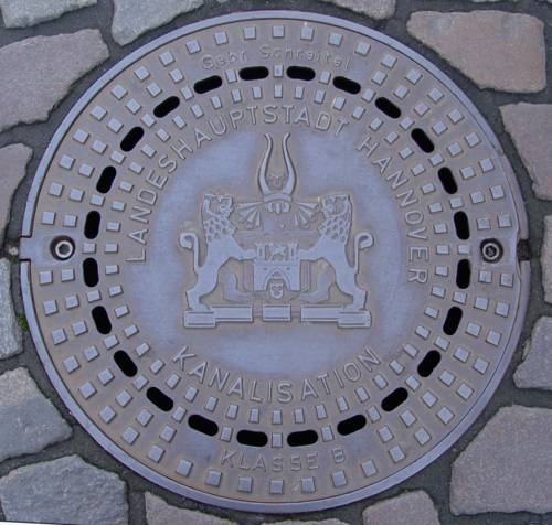 Kanaldeckel mit Wappen der Landeshauptstadt Hannover